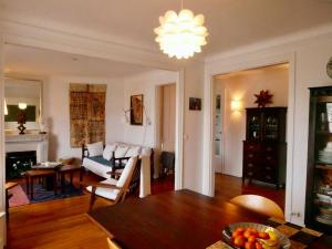 a living room with a couch and a table at Superbe appartement de 120m2 en plein Paris in Paris