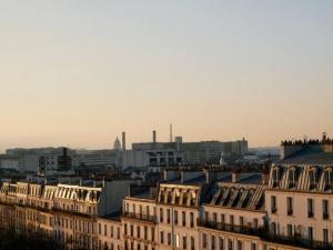 uma vista de uma cidade com edifícios em primeiro plano em Superbe appartement de 120m2 en plein Paris em Paris