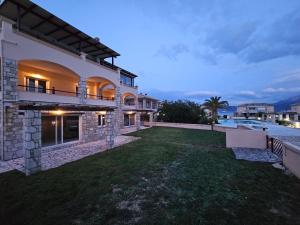 uma casa com um quintal e uma piscina em Viggas Relaxation Nafpaktos em Antirrio