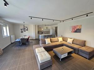 uma sala de estar com um sofá e uma mesa em Viggas Relaxation Nafpaktos em Antirrio