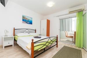 una camera con un letto e una grande finestra di Apartments Vanesa a Dugi Rat (Punta Lunga)