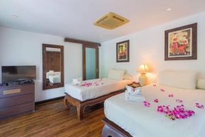 Postel nebo postele na pokoji v ubytování Patong Seaview Villa芭东一线海景豪华6卧别墅 3晚免费接机 女佣管家服务 早餐