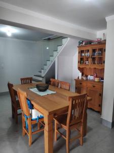 - une salle à manger avec une table et des chaises en bois dans l'établissement Hospedagem Caconde Ar condicionado - Wi-fi - Garagem, à Caconde