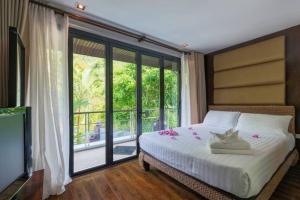 Postel nebo postele na pokoji v ubytování Patong Seaview Villa芭东一线海景豪华6卧别墅 3晚免费接机 女佣管家服务 早餐