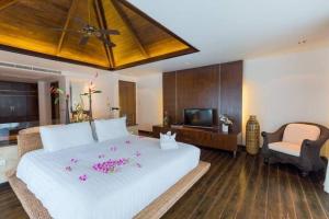 TV a/nebo společenská místnost v ubytování Patong Seaview Villa芭东一线海景豪华6卧别墅 3晚免费接机 女佣管家服务 早餐