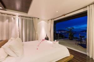 Postel nebo postele na pokoji v ubytování Patong Seaview Villa芭东一线海景豪华6卧别墅 3晚免费接机 女佣管家服务 早餐