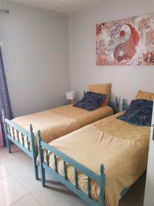 Ένα ή περισσότερα κρεβάτια σε δωμάτιο στο Appartement dans maison en RDC