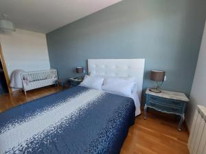 ポンフェラーダにあるEl Silencio de Galadhrimのベッドルーム1室(大型ベッド1台、青い掛け布団付)