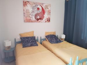 two beds sitting next to each other in a bedroom at Appartement dans maison en RDC in Nègrepelisse +10 photos