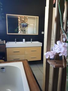 Ένα μπάνιο στο Appartement dans maison en RDC