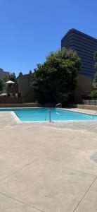 una piscina vacía en una ciudad con un edificio en * 3 Bedroom*2 Bath*Condo*Metro*Theatre*SC Plaza*, en Santa Ana