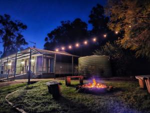 un focolare di notte davanti a una casa di Forest Trails House, Dwellingup a Dwellingup