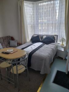 Llit o llits en una habitació de Nova Holiday Apartments