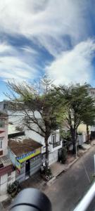 een straat met twee bomen voor een gebouw bij Love Hotel & Apartments in Vung Tau