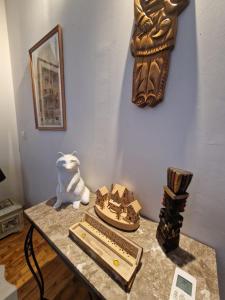 a table with a statue of a cat on top of it at B&B Le Moulin de Fernelmont in Forville