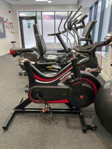 - une salle de sport avec plusieurs vélos d'exercice dans l'établissement Cool Dalston studio with balcony and gym, à Londres