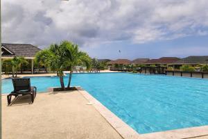 A piscina localizada em Gated near Ochi w Pool Gym Wi-Fi AC Bball&Ten Crts ou nos arredores