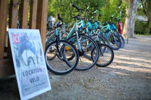 Une rangée de vélos garés à côté d'une clôture dans l'établissement Lodges & Nature - 71, à Avignon