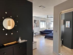 a living room with a mirror on the wall at Claureece Court Mgarr in Mġarr