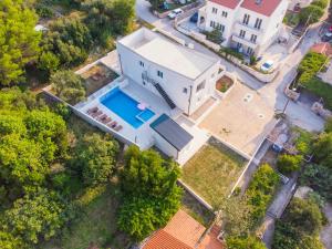 uma vista aérea de uma casa com piscina em Villa Olivila em Dubrovnik