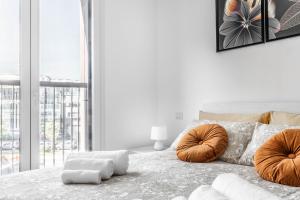 - une chambre blanche avec un lit et des oreillers dans l'établissement Harmony House [Free Parking-Terrace-Netflix], à Milan