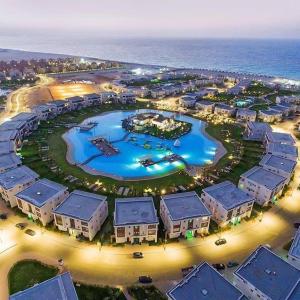 eine Luftaufnahme eines Resorts in der Nähe des Ozeans in der Unterkunft Amwaj North Cost VIP Chalet in El-Alamein