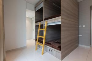 Hostel InterCube في دبي: غرفة مع سرير بطابقين مع سلم