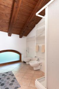 e bagno con servizi igienici, vasca e lavandino. di Maison Château - Vista Castello di Saint Pierre a Saint-Pierre