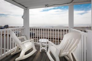 Gallery image of The Atlantic Motel in Hampton +120 photos
