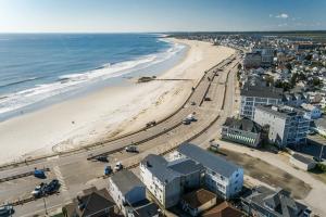 una vista aérea de la playa y del océano en The Atlantic Motel, en Hampton
