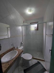 een badkamer met een douche, een toilet en een wastafel bij Recanto do Sossego in Caxambu