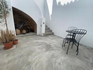 krzesło i stół w pokoju ze schodami w obiekcie Grândola Suites - Suite Loft w mieście Grândola