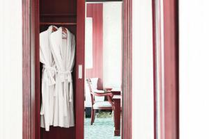 - une porte avec un peignoir et une chaise dans la chambre dans l'établissement Western Suites Hotel, à Tachkent 29 autres photos