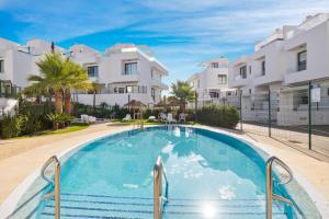 una piscina frente a algunos edificios de apartamentos en Star View en Fuengirola