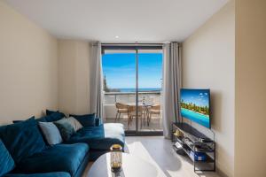 un soggiorno con divano blu e TV di Star View a Fuengirola