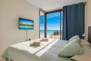 een slaapkamer met een groot bed en een groot raam bij Star View in Fuengirola
