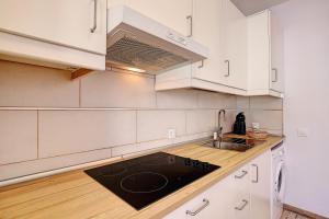 une cuisine avec des armoires blanches et un four à plaques de cuisson dans l'établissement CRISTINA´S HISTORICAL VIEWS, à Santa Cruz de la Palma