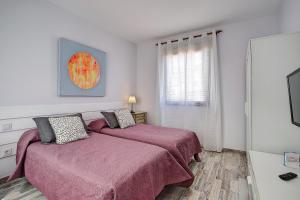1 dormitorio con 2 camas y ventana en CRISTINA´S HISTORICAL VIEWS, en Santa Cruz de la Palma