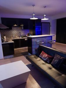 Una sala de estar con un sofá y una cocina. en Vue panoramique, en Agadir