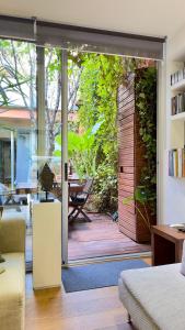 un soggiorno con porta scorrevole in vetro che si apre su un patio. di ArtlifeBCN Urban Oasis Apartment a Barcellona