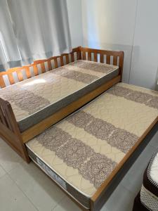 two beds sitting next to each other in a room at Hotel Cavalinho Branco - Apartamento 136 in Águas de Lindoia