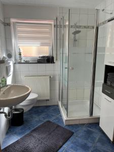 Un baño con ducha, inodoro y lavabo. en Ferienwohnung Mara, en Ettringen