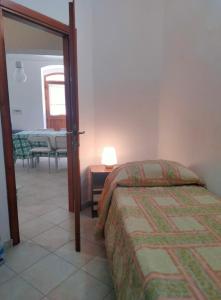 - une chambre avec un lit et une chambre avec une table dans l'établissement Holiday Villa, à Osilo