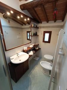 baño con lavabo y 2 aseos. en La Casa di Roby, en Casalina