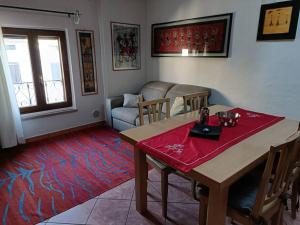 sala de estar con mesa y sofá en La Casa di Roby, en Casalina