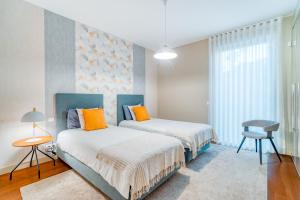 sypialnia z 2 łóżkami i stołem w obiekcie Royal Sea View I - Two bedroom apartment w Funchal