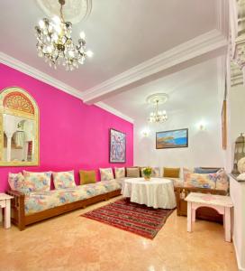 Dar Baddi في مراكش: غرفة معيشة مع أريكة وطاولة