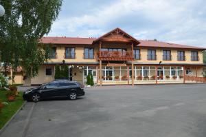 a black car parked in front of a building at Górska Dolina in Stronie Śląskie