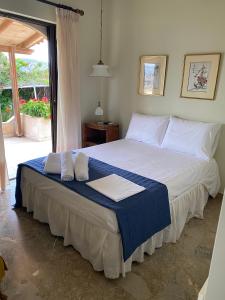 een bed met twee kussens in een slaapkamer bij Summer Breeze Villa in Saronic Gulf in Anavissos