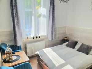 1 dormitorio con 1 cama, 1 mesa y 1 silla en AZUR POKOJE blisko plaży, centrum Mielna, en Mielno